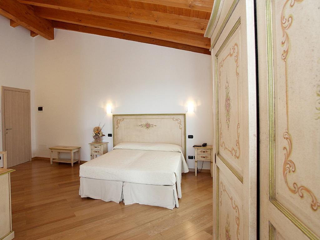 Relais Fontana Rosa B&B Wellness Caprino Veronese Camera foto