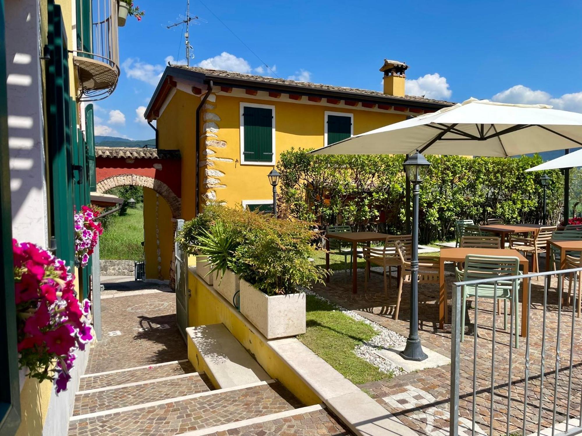 Relais Fontana Rosa B&B Wellness Caprino Veronese Esterno foto